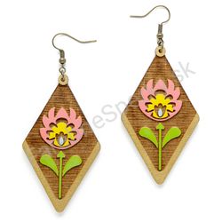 Drevené visiace ľudové náušnice - Flower of Tradition (kosoštvorcové), pestrofarebné