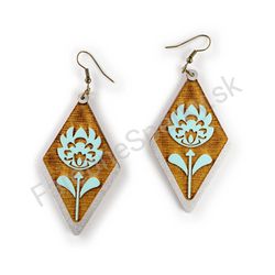 Drevené visiace ľudové náušnice - Flower of Tradition (kosoštvorcové), tyrkysové