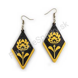 Drevené visiace ľudové náušnice - Flower of Tradition (kosoštvorcové), zlaté