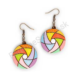 Drevené visiace geometrické náušnice - Hexa Spin (kruhové), pestrofarebné 2
