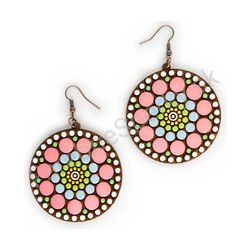 Drevené visiace geometrické náušnice - Beaded Orbit (kruhové, veľké), pestrofarebné 1