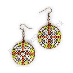 Drevené handmade mandala náušnice - Target Glow (červeno zelené, stredné)